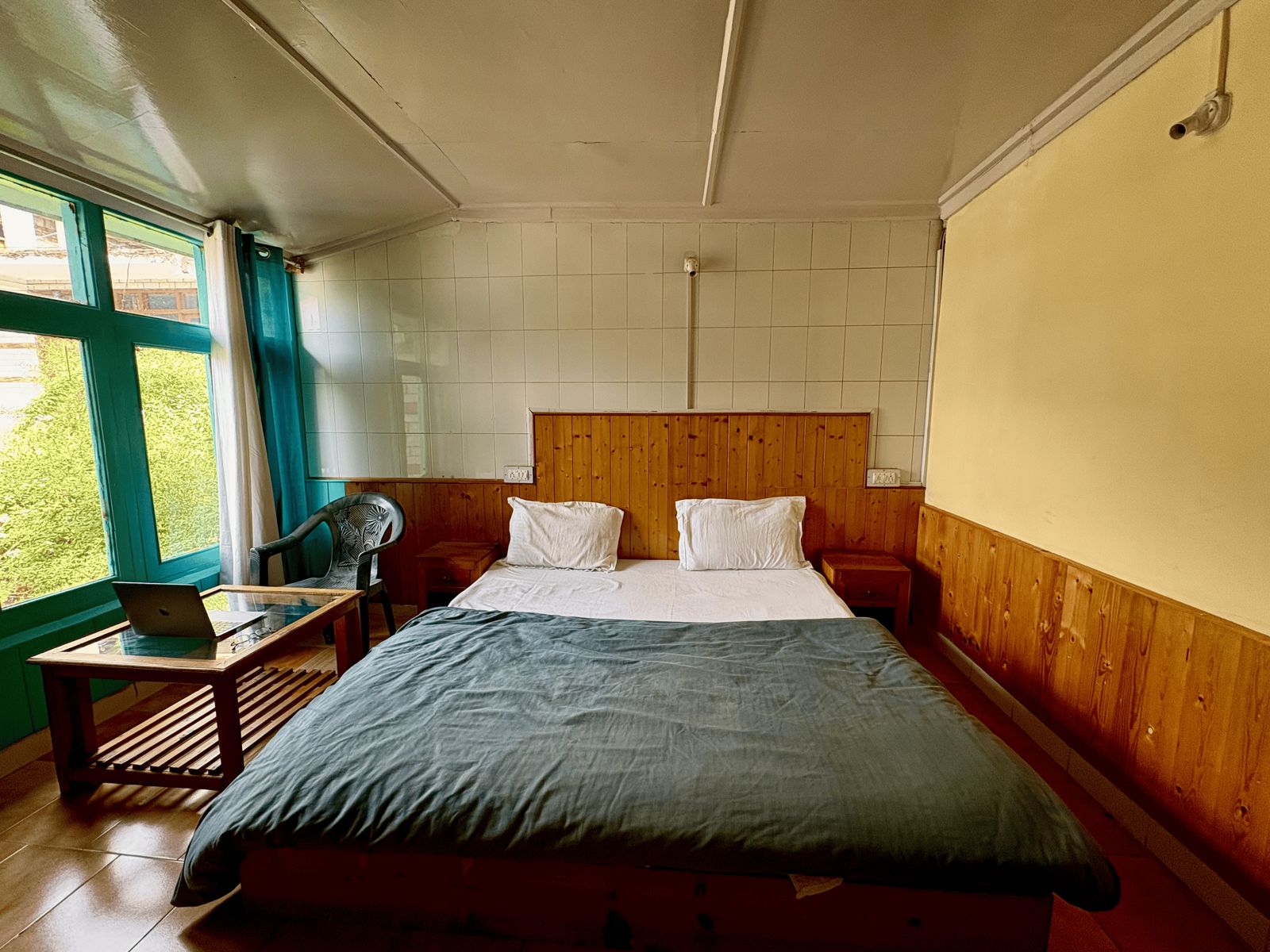 Standard private room with a double bed, wood panelling and a window at Misfits