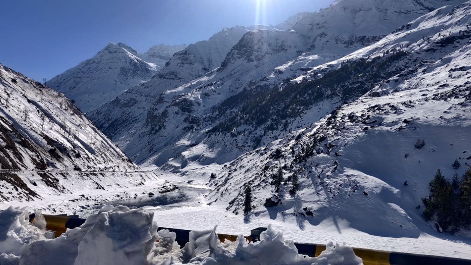 Snowy valley with a frozen river near Manali